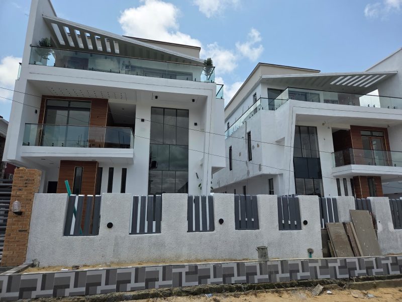 5 bedroom fully detached duplex with BQ and 2 extra rooms