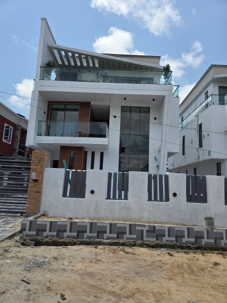 5 bedroom fully detached duplex with BQ and 2 extra rooms