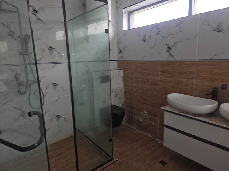 5 bedroom fully detached duplex with BQ and 2 extra rooms
