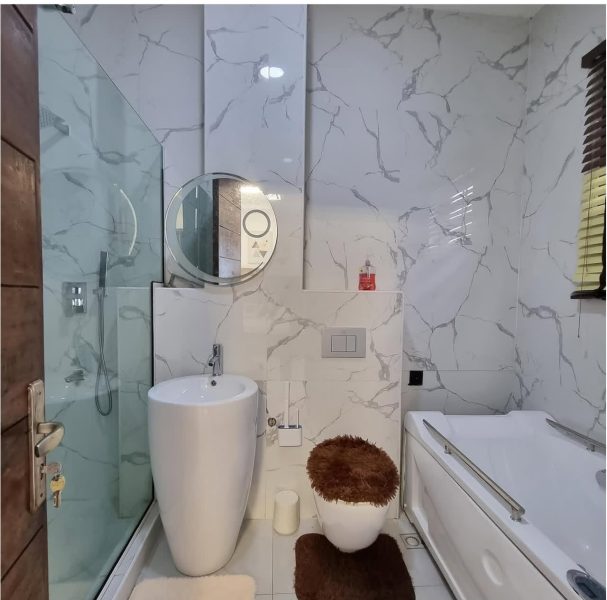 FULLY FURNISHED 3-BEDROOM APARTMENT WITH BQ