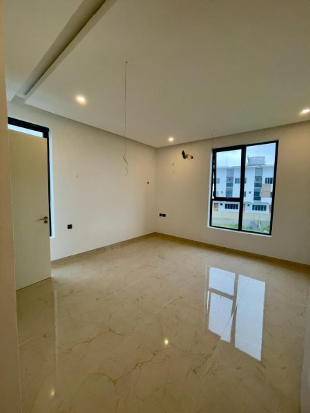 MULTIPLE BEDROOM DETACHED WITH BQ And SWIMMING POOL
