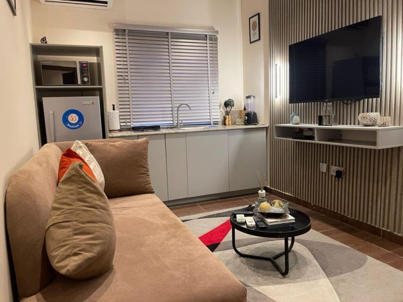 Exquisitely Furnished 1 Bedroom Apartment