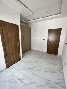 4 Bedrooms En-suite Smart House Terrace.