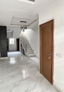 4 Bedrooms En-suite Smart House Terrace.