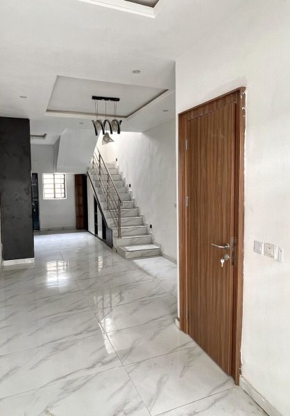 4 Bedrooms En-suite Smart House Terrace.