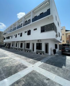 4 Bedrooms En-suite Smart House Terrace.