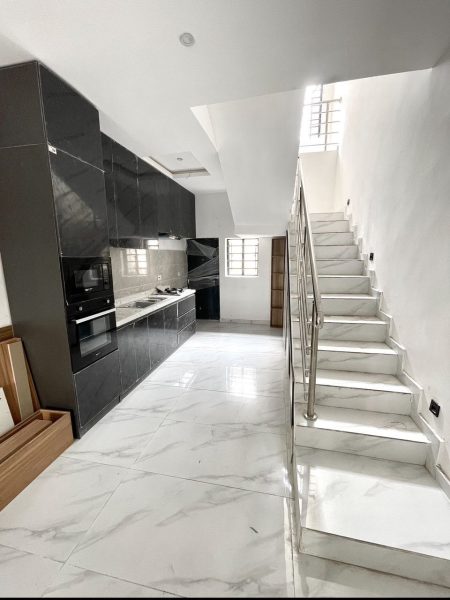 4 Bedrooms En-suite Smart House Terrace.