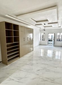 4 Bedrooms En-suite Smart House Terrace.