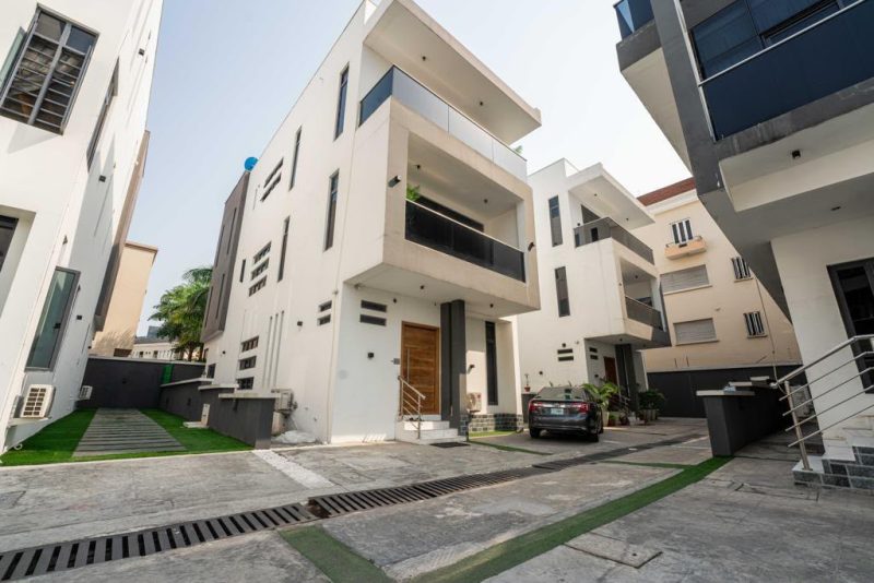 EXECUTIVE 5 BEDROOM MANSION