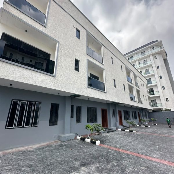 4 Bedroom terrace duplex with BQ, Swimming pool and Water treatment