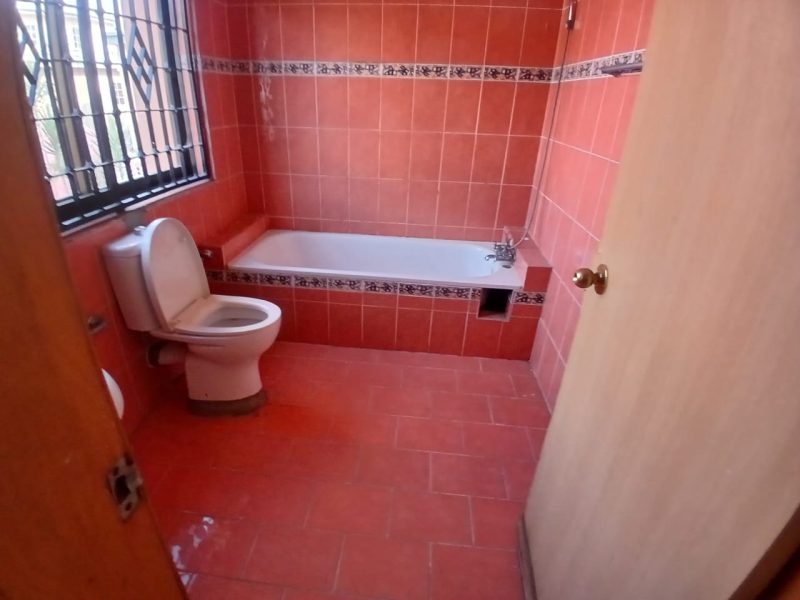 4 bedroom Terrace House with a room bq