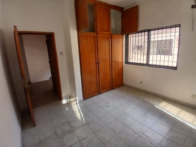 4 bedroom Terrace House with a room bq