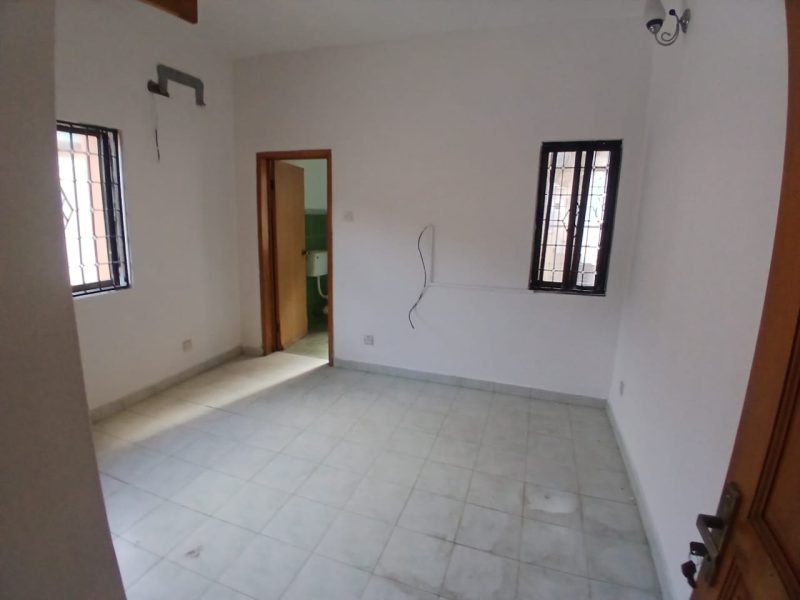 4 bedroom Terrace House with a room bq