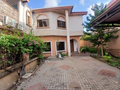 4 bedroom Terrace House with a room bq