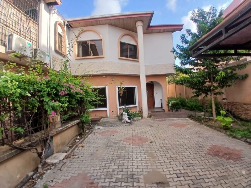 4 bedroom Terrace House with a room bq