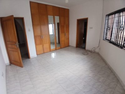 4 bedroom Terrace House with a room bq