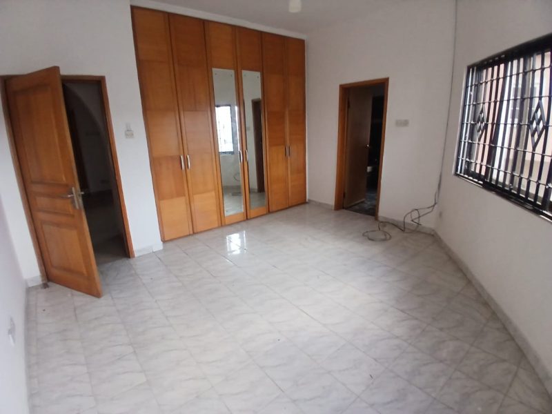 4 bedroom Terrace House with a room bq