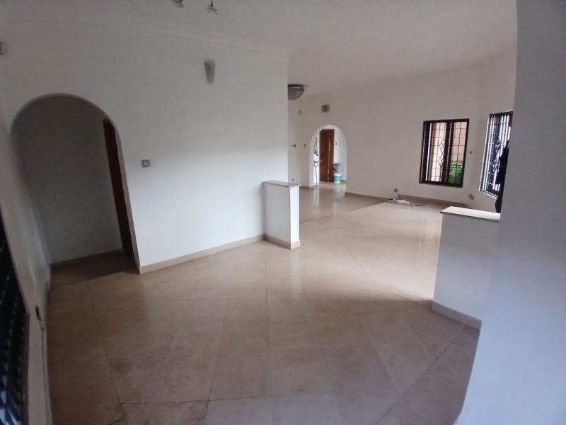 4 bedroom Terrace House with a room bq