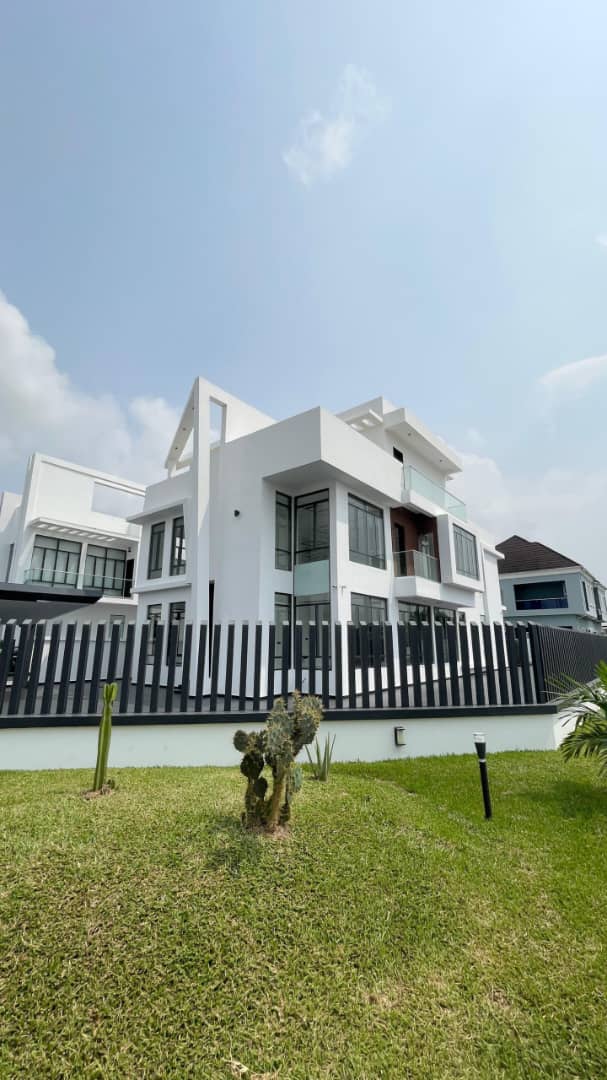 Massive Fully Detached 5 Bedroom with BQ