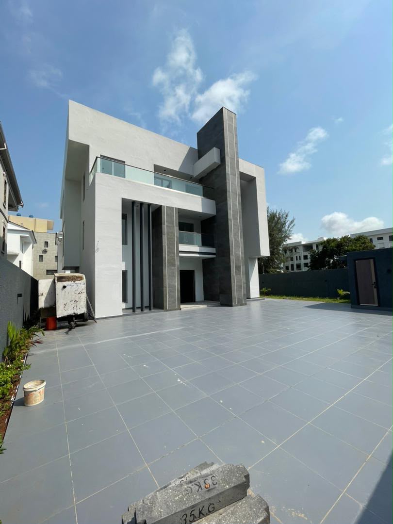 Luxury 5 Bedroom Fully Detached Duplex