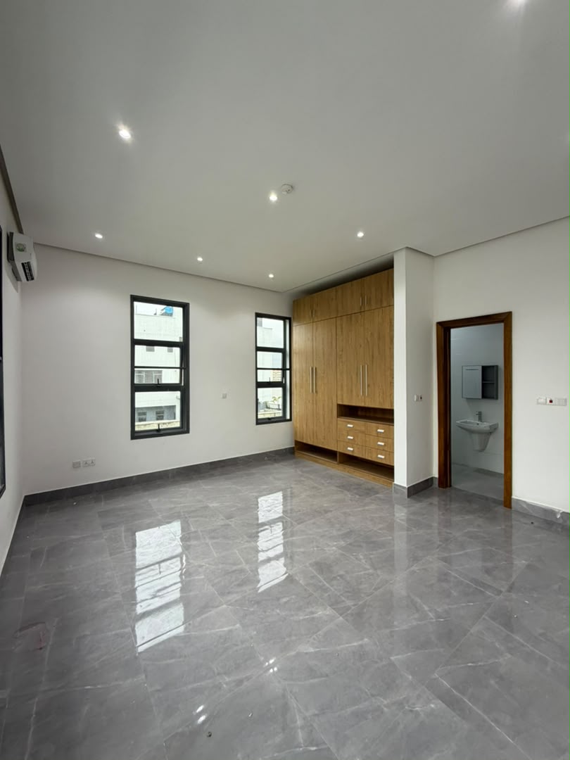 5 Bedroom Fully Detached Duplex
