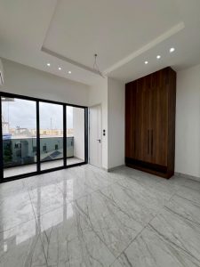 STYLISHLY FINISHED 3 BED MAISONETTE HOUSE WITH SWIMMING POOL AND BQ