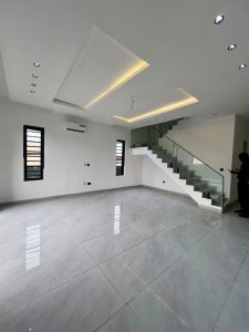 STYLISHLY FINISHED 3 BED MAISONETTE HOUSE WITH SWIMMING POOL AND BQ