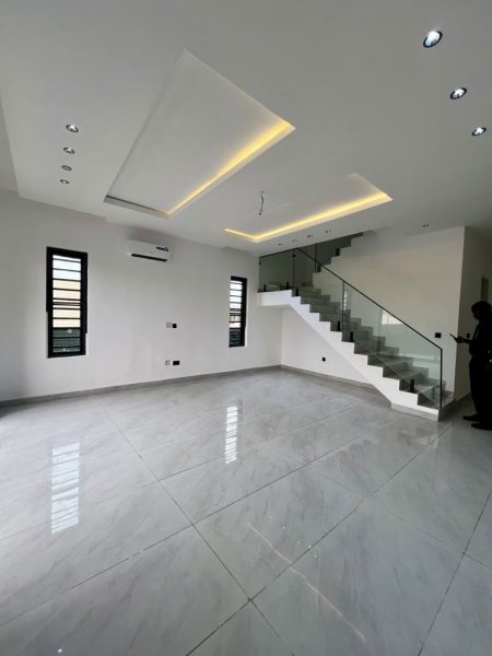 STYLISHLY FINISHED 3 BED MAISONETTE HOUSE WITH SWIMMING POOL AND BQ