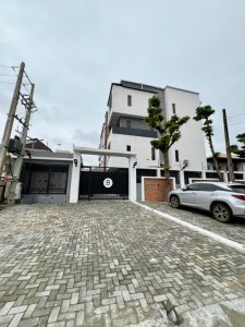 STYLISHLY FINISHED 3 BED MAISONETTE HOUSE WITH SWIMMING POOL AND BQ