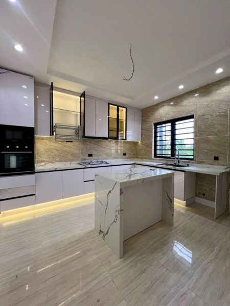 STYLISHLY FINISHED 3 BED MAISONETTE HOUSE WITH SWIMMING POOL AND BQ