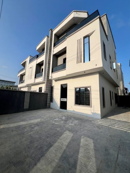 4 BEDROOM FULLY DETACHED DUPLEX WITH BQ, IDEAL FOR COMMERCIAL USE