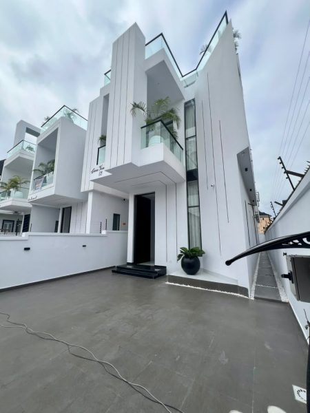 5 BEDROOM DETACHED IN LEKKI