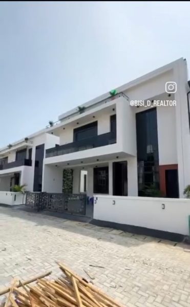 5 Bedroom Detached House in Lekki