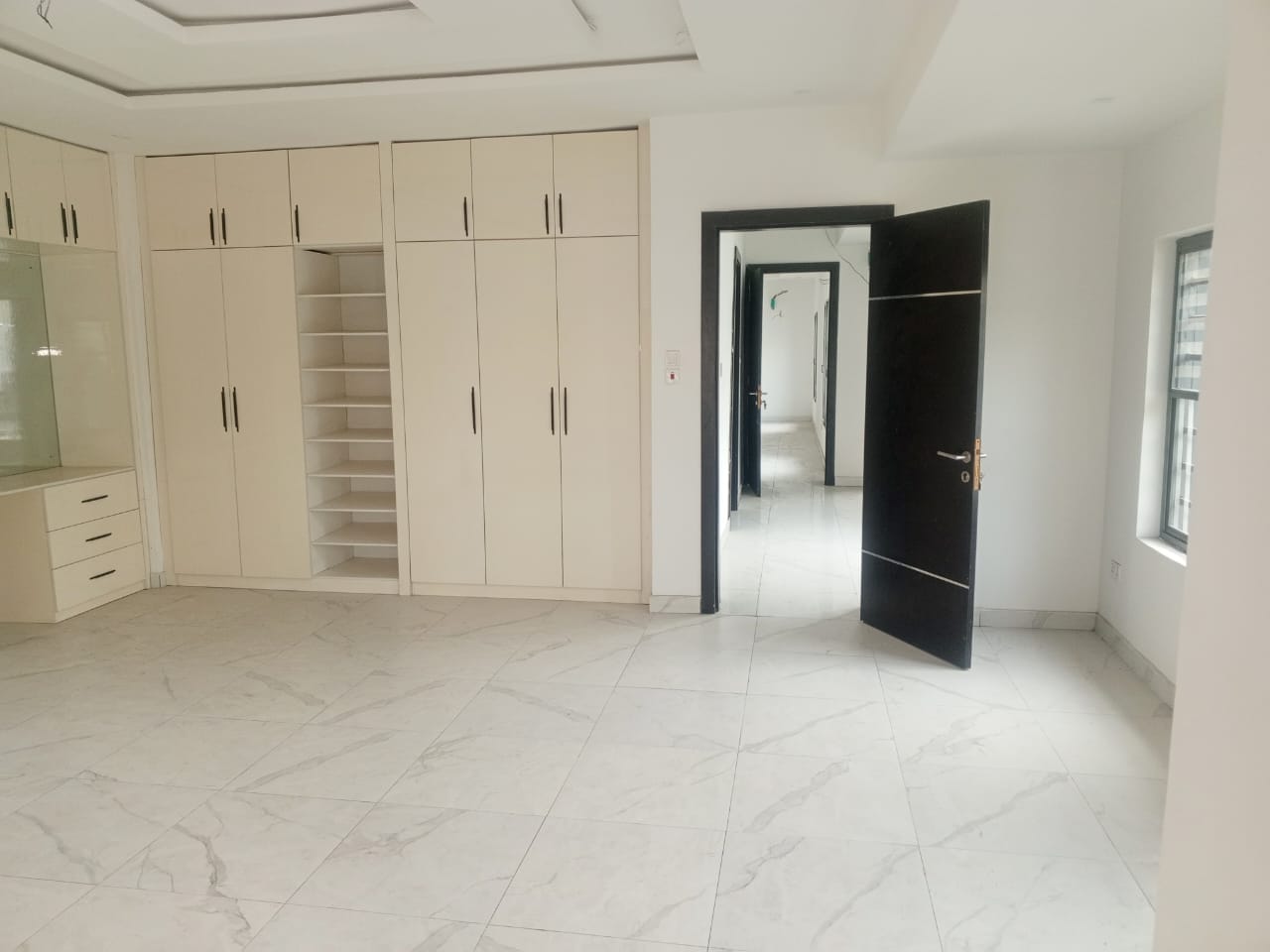 5 Bedroom Fully Detached House with BQ