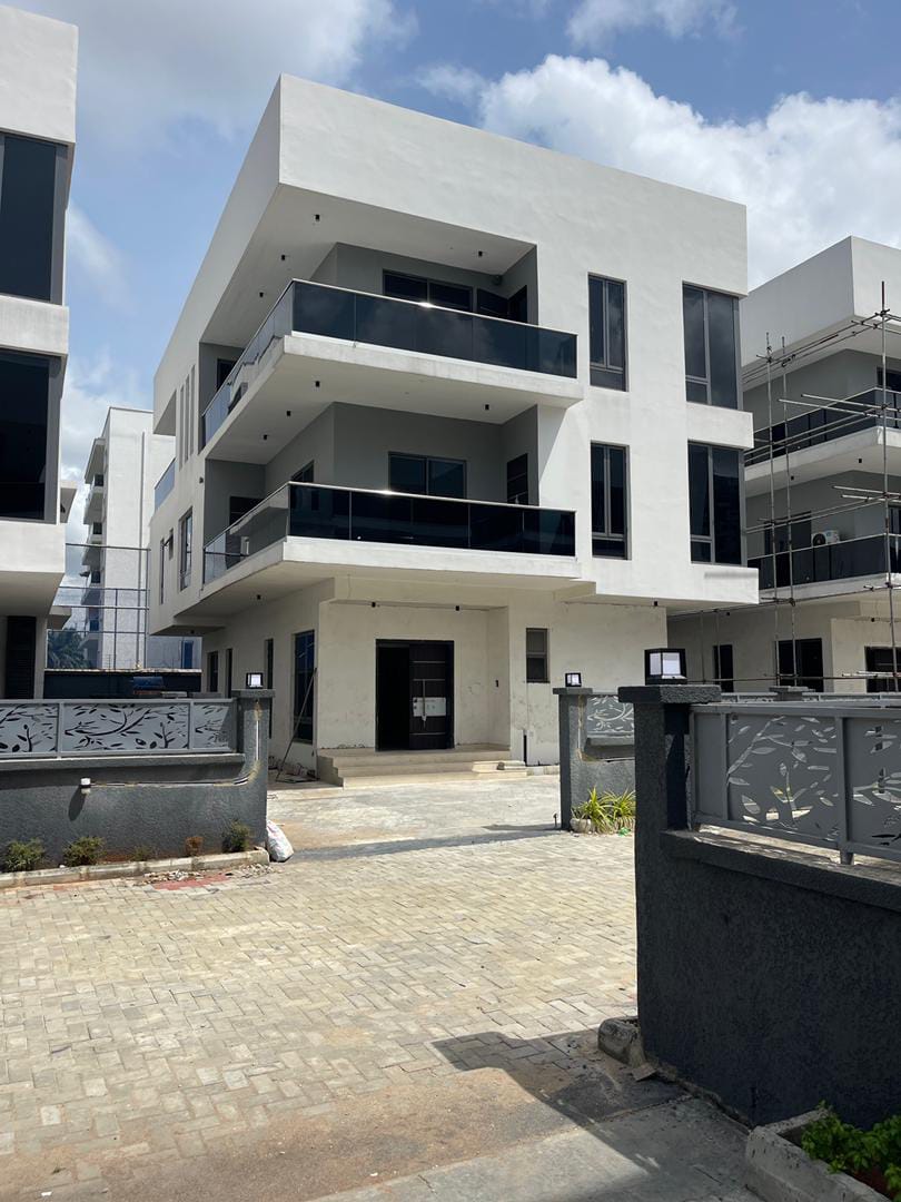 6 Bedroom Fully Detached Duplex with Pool, Gym And Study Room