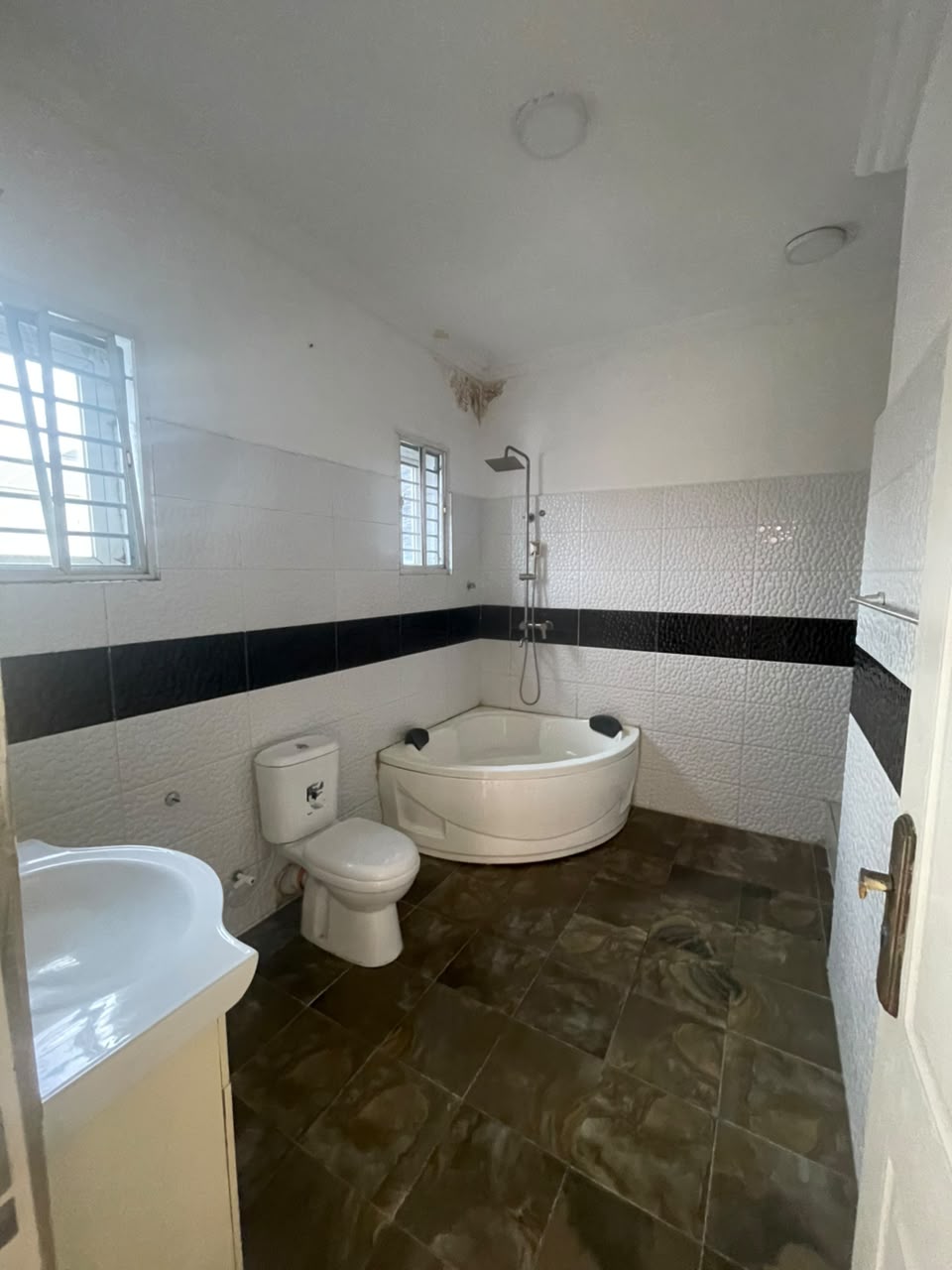 4 BEDROOM SEMI-DETACHED DUPLEX