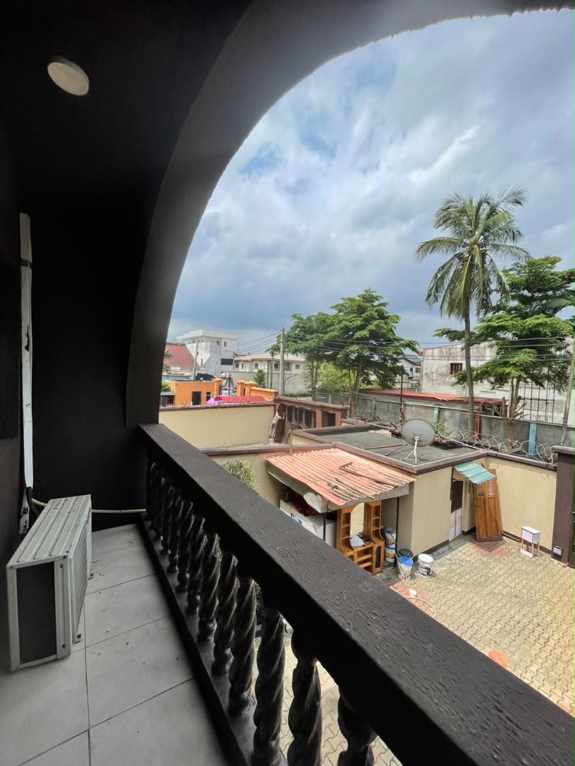 SPACIOUS 5 BEDROOM DUPLEX