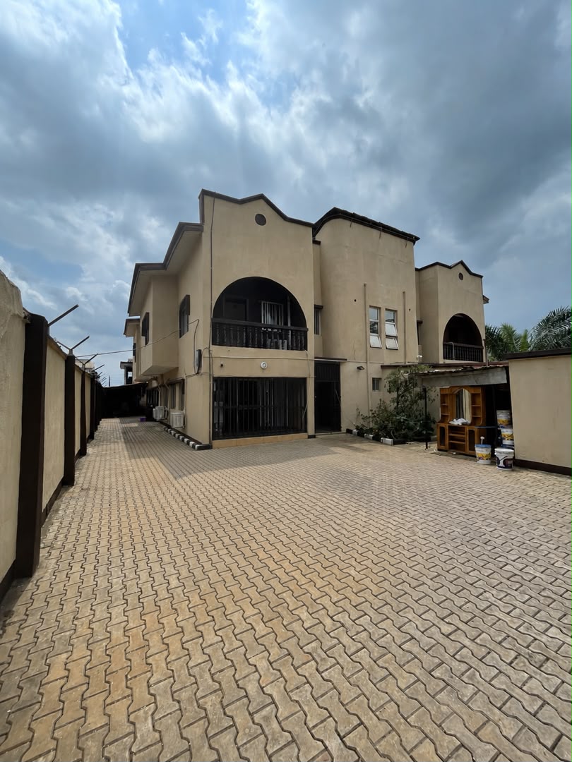 SPACIOUS 5 BEDROOM DUPLEX