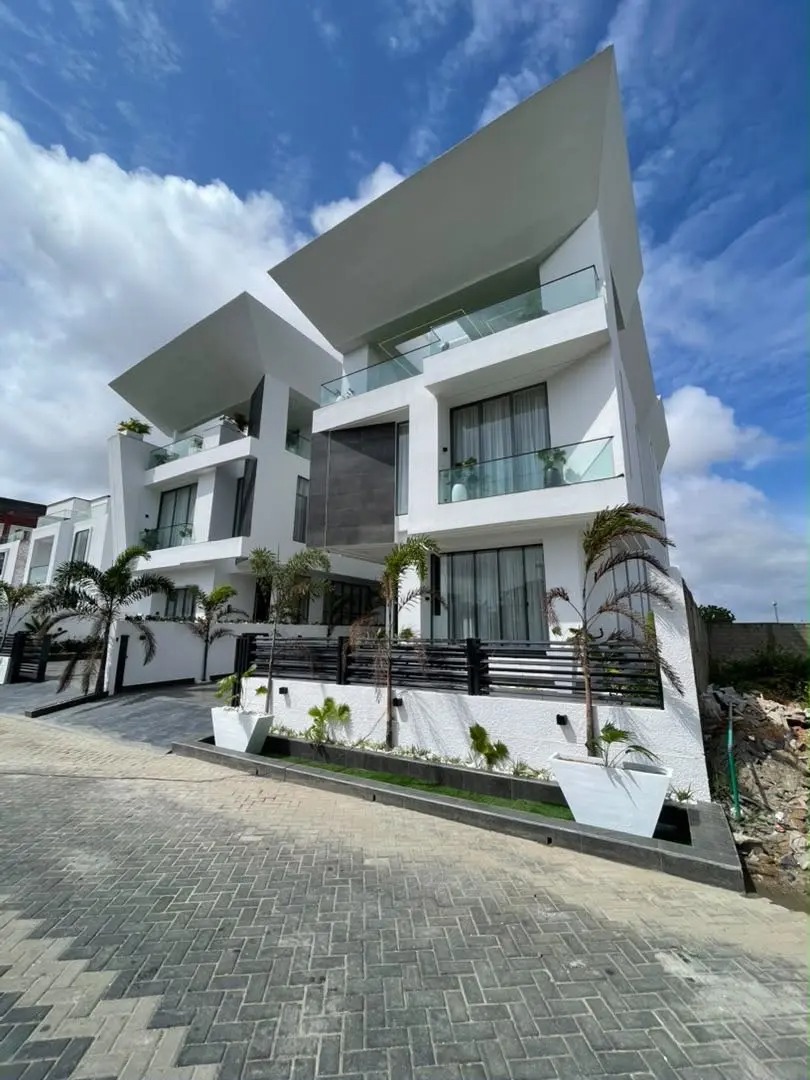 5 BEDROOM FULLY DETACHED DUPLEX