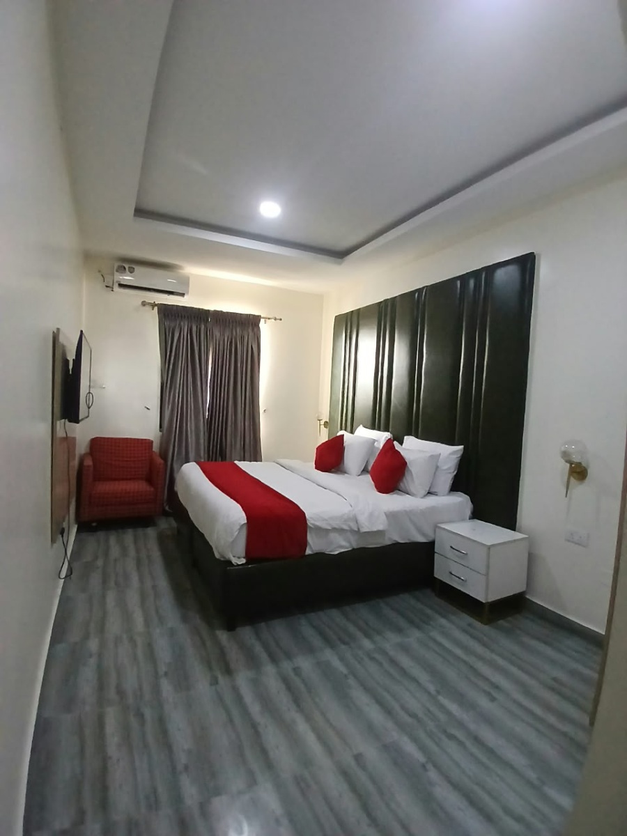 FULLY FURNISHED AND SERVICED 2 BEDROOM APARTMENT