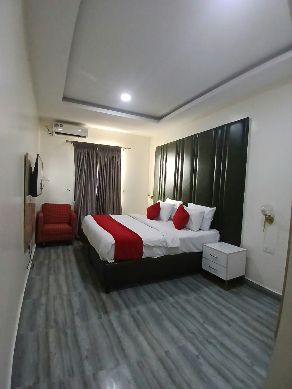 FULLY FURNISHED AND SERVICED 2 BEDROOM APARTMENT
