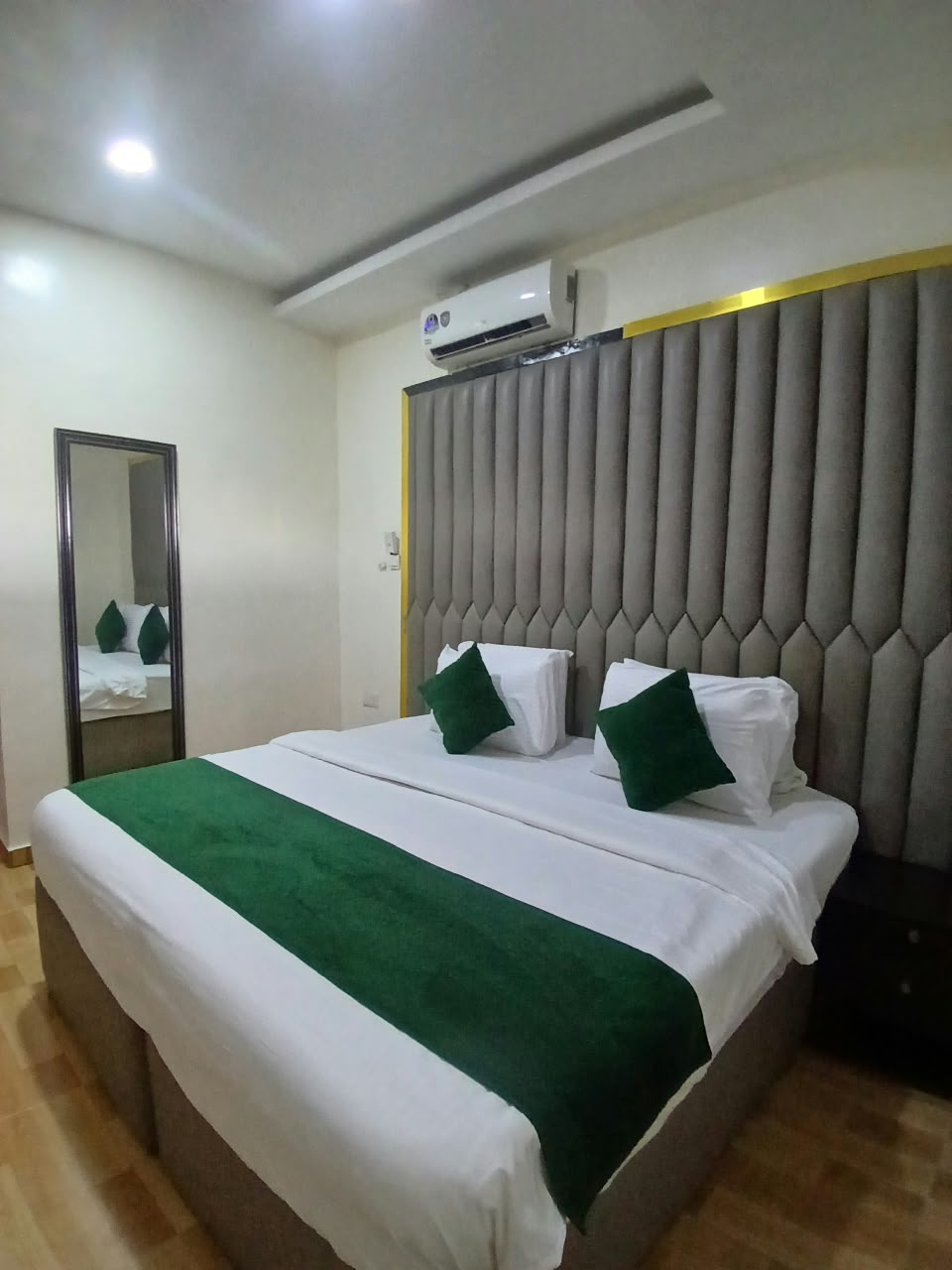 FULLY FURNISHED AND SERVICED 2 BEDROOM APARTMENT