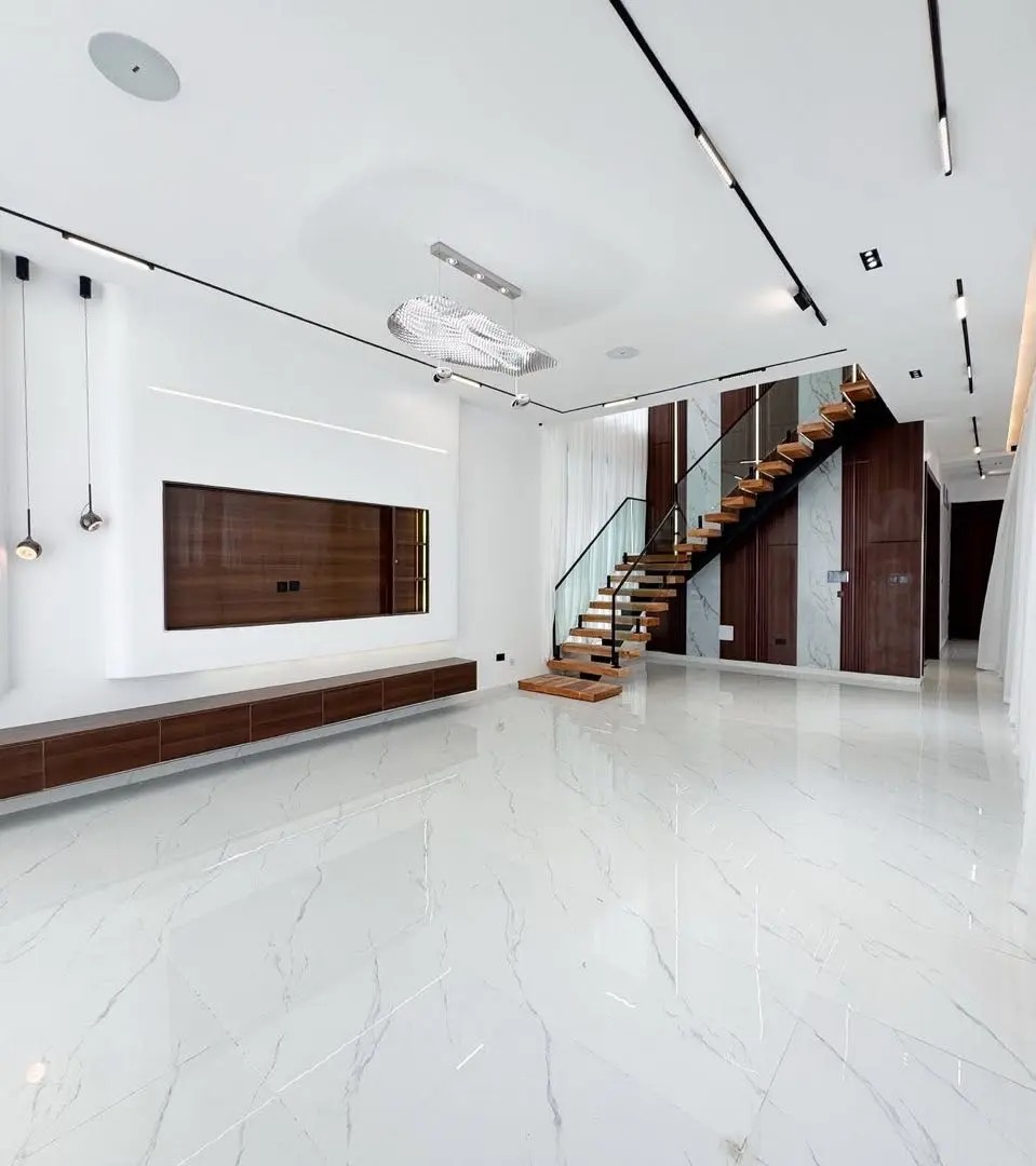 5 BEDROOM FULLY DETACHED DUPLEX WITH A 2 ROOM BQ AND POOL