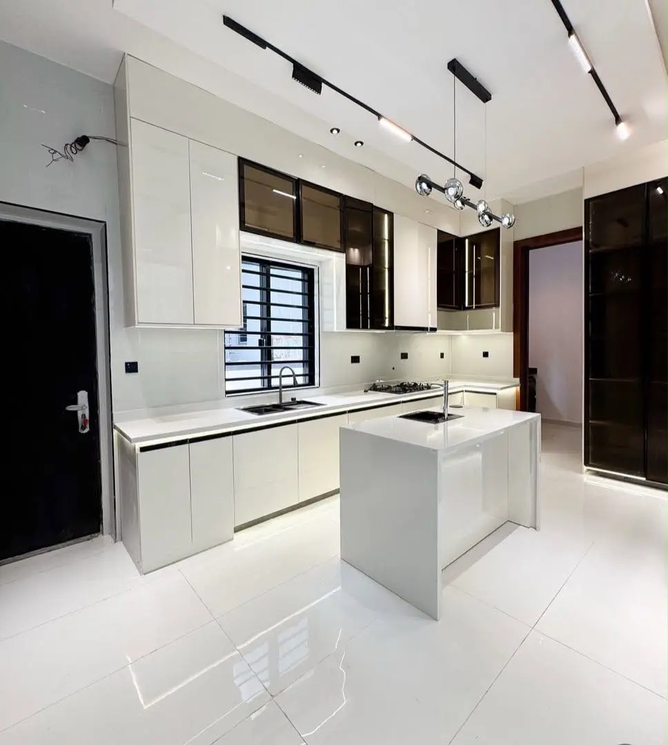 5 BEDROOM FULLY DETACHED DUPLEX WITH A 2 ROOM BQ AND POOL