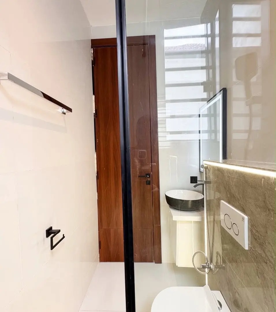 5 BEDROOM FULLY DETACHED DUPLEX WITH A 2 ROOM BQ AND POOL