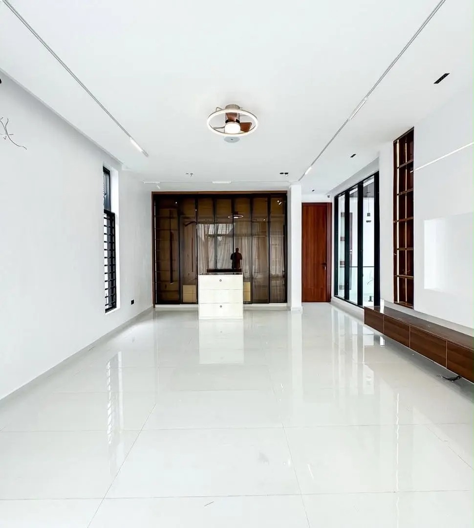 5 BEDROOM FULLY DETACHED DUPLEX WITH A 2 ROOM BQ AND POOL