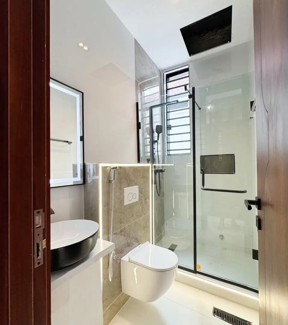 5 BEDROOM FULLY DETACHED DUPLEX WITH A 2 ROOM BQ AND POOL