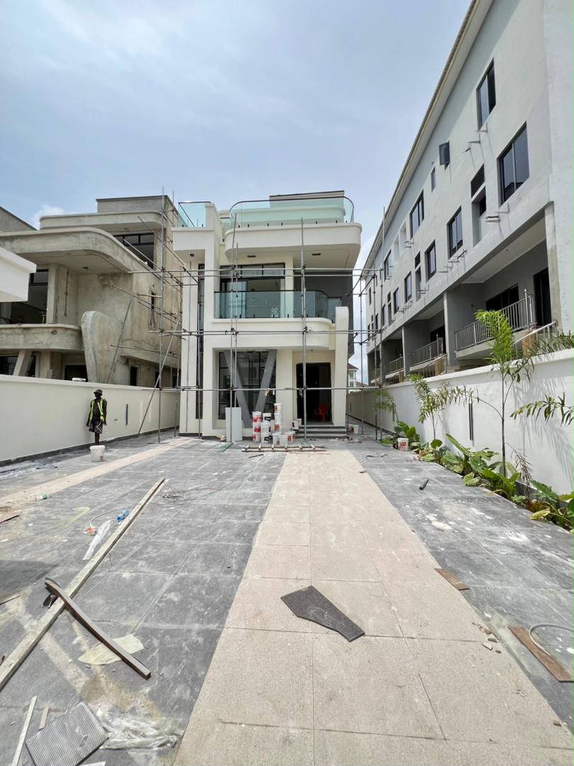 5 BEDROOM DETACHED HOME WITH POOL, CINEMA, GYM, ROOFTOP TERRACE AND BQ