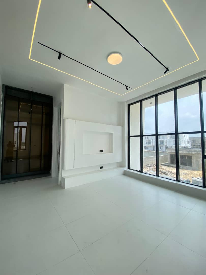 5 BEDROOM SEMI DETACHED DUPLEX WITH BQ AND POOL