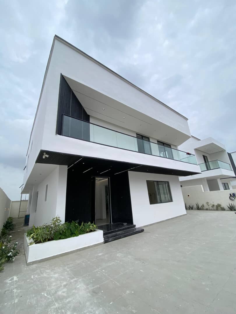 4 BEDROOM FULLY DETACHED DUPLEX WITH BQ AND POOL